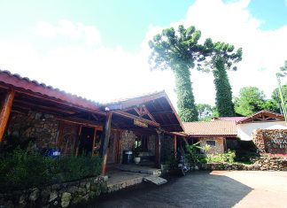 Hotel-fazenda Cabeça de Boi . Gustavo Arrais conta a história do empreendimento que se tornou sinônimo de Monte Verde Entrada do Hotel Fazenda Cabeça de Boi