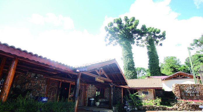 Hotel-fazenda Cabeça de Boi . Gustavo Arrais conta a história do empreendimento que se tornou sinônimo de Monte Verde Entrada do Hotel Fazenda Cabeça de Boi