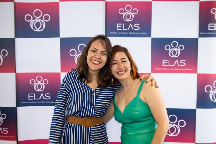 As co-fundadoras Amanda Gomes e Carine Roos já capacitaram mais de 8 mil mulheres com seus cursos, workshops e o Programa Elas. Foto: Divulgação