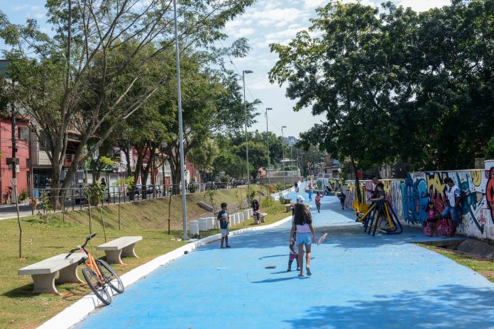 Obra contempla canalização de córrego a céu aberto em nova galeria de águas pluviais e novo espaço de esporte e lazer para a comunidade. Foto: Gabriel Inamine/PMSBC