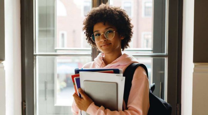 Como conseguir o primeiro emprego? Dicas podem auxiliar neste processo da procura de um emprego. Foto: Divulgação/Banco de imagens Freepik