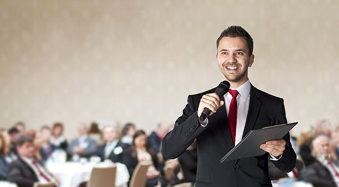 Como falar bem em público? Muitas pessoas tem dificuldade em falar em público. Foto: Divulgação/Banco de imagens Freepik