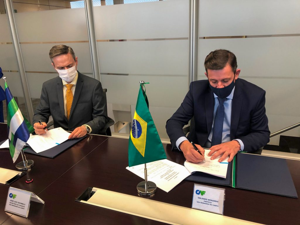 Em Brasília, prefeito Orlando Morando efetivou assinatura que garantiu aporte junto à Corporação Andina de Fomento (CAF) para requalificação de áreas vulneráveis. Foto: Divulgação/PMSBC