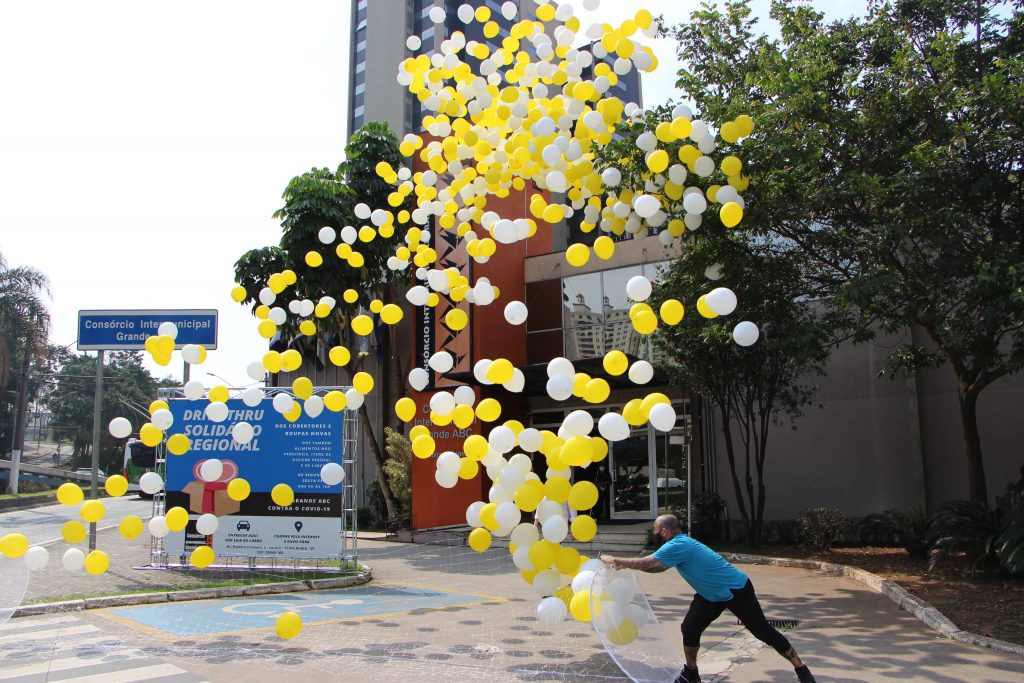 Foram soltos mil balões em frente à sede do colegiado de prefeitos e cinco mil na região do Paço Municipal andreense.. Foto: Divulgação/Consórcio ABC