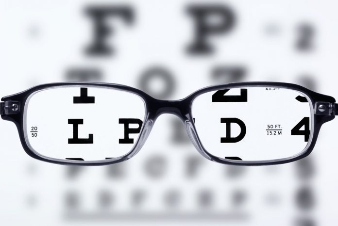 Além de ser benéfico para a saúde dos olhos, o óculos ideal irá realçar a beleza do rosto. Foto: Divulgação/Banco de imagens Freepik