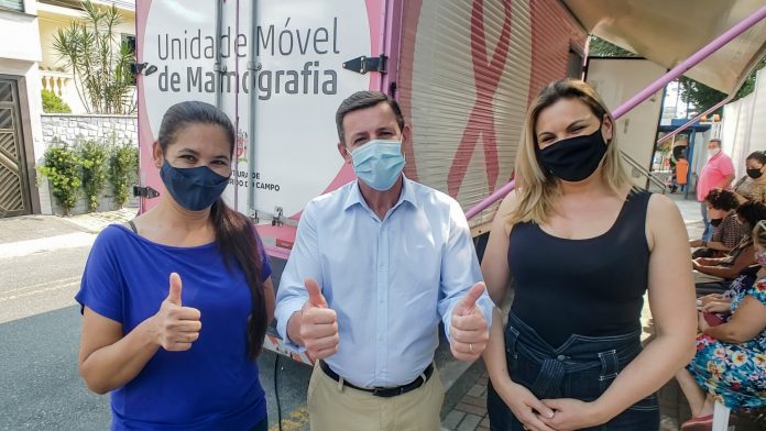Ao lado de sua esposa e deputada estadual, Carla Morando, o prefeito esteve na última sexta-feira (02/10) em frente a unidade móvel da mamografia de São Bernardo. Foto: Gabriel Inamine/PMSBC