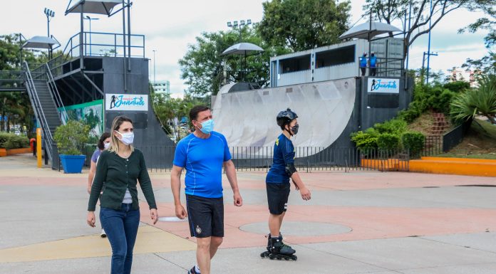 Orlando Morando prestigia reabertura do Parque da Juventude Acompanhado do filho Orladinho, prefeito aproveitou manhã do último sábado, 10/10 para caminhar pelo equipamento no retorno de suas atividades. Foto: Divulgação/PMSBC