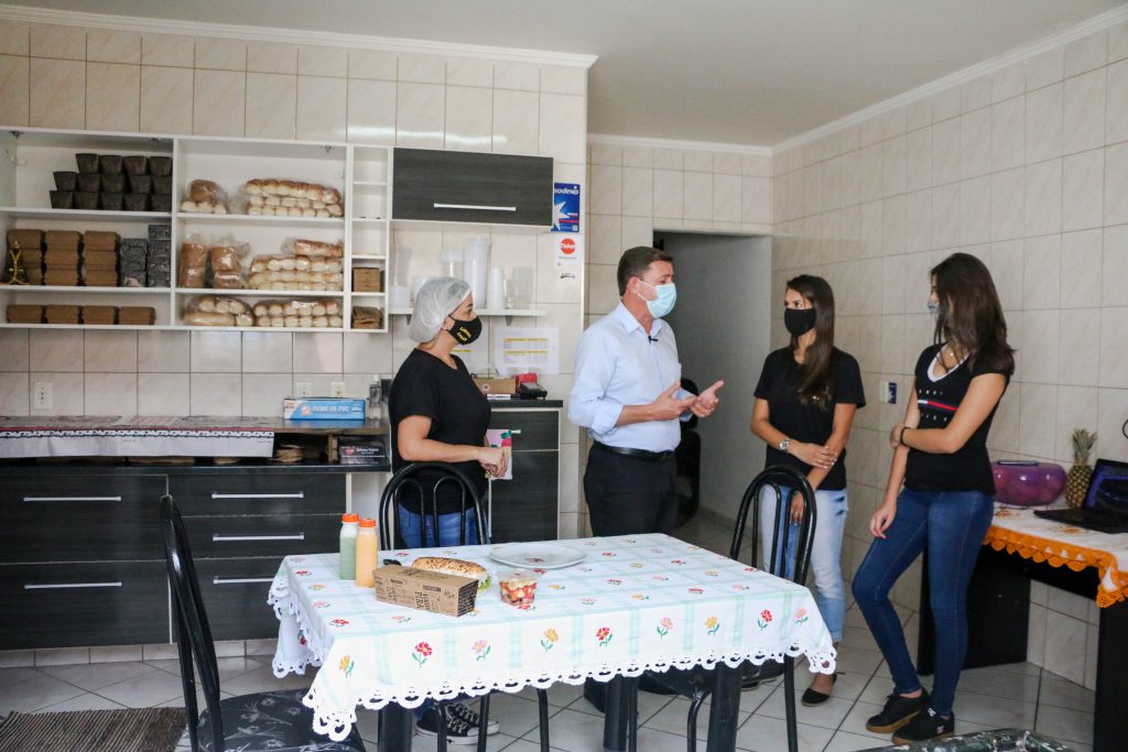Prefeito visitou a jovem Bárbara Riquena, empreendedora da cidade. Foto: Divulgação/PMSBC