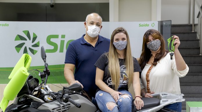 Sicredi Vale do Piquiri Abcd PR/SP entrega moto a associada de São Bernardo Moradora do ABCD Paulista foi a primeira contemplada na promoção Investir, Cooperar e Ganhar. Foto: Divulgação