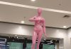 Tietê Plaza Shopping incentiva o autoexame de mama Tietê Plaza Shopping instala manequim do autoexame de mama. Foto: Divulgação