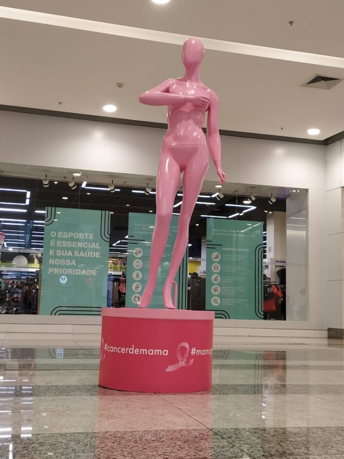 Tietê Plaza Shopping instala manequim do autoexame de mama. Foto: Divulgação
