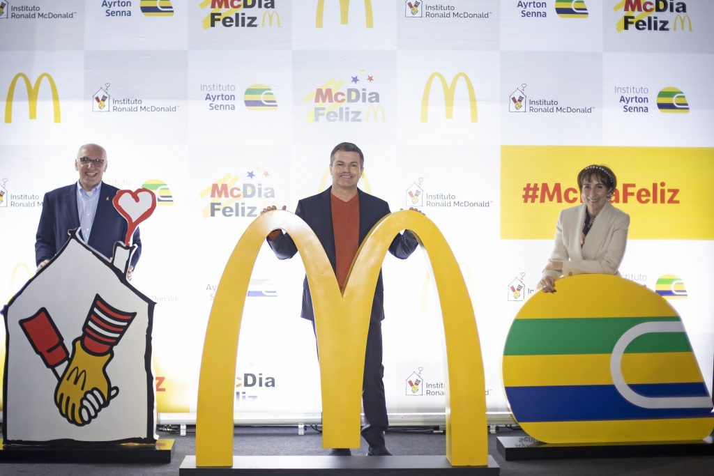 Da esquerda para a direita: Francisco Neves, Superintendente do Instituto Ronald McDonald, Paulo Camargo, Presidente do McDonald's no Brasil, e Viviane Senna, Presidente do Instituto Ayrton Senna. Foto: Divulgação