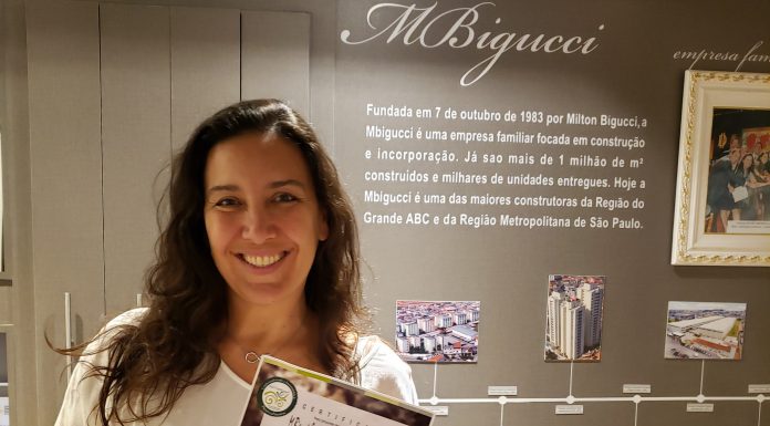 MBigucci recebe Destaque Ambiental Diretora Roberta Bigucci recebeu o Selo Verde. Foto: Divulgação/MBigucci