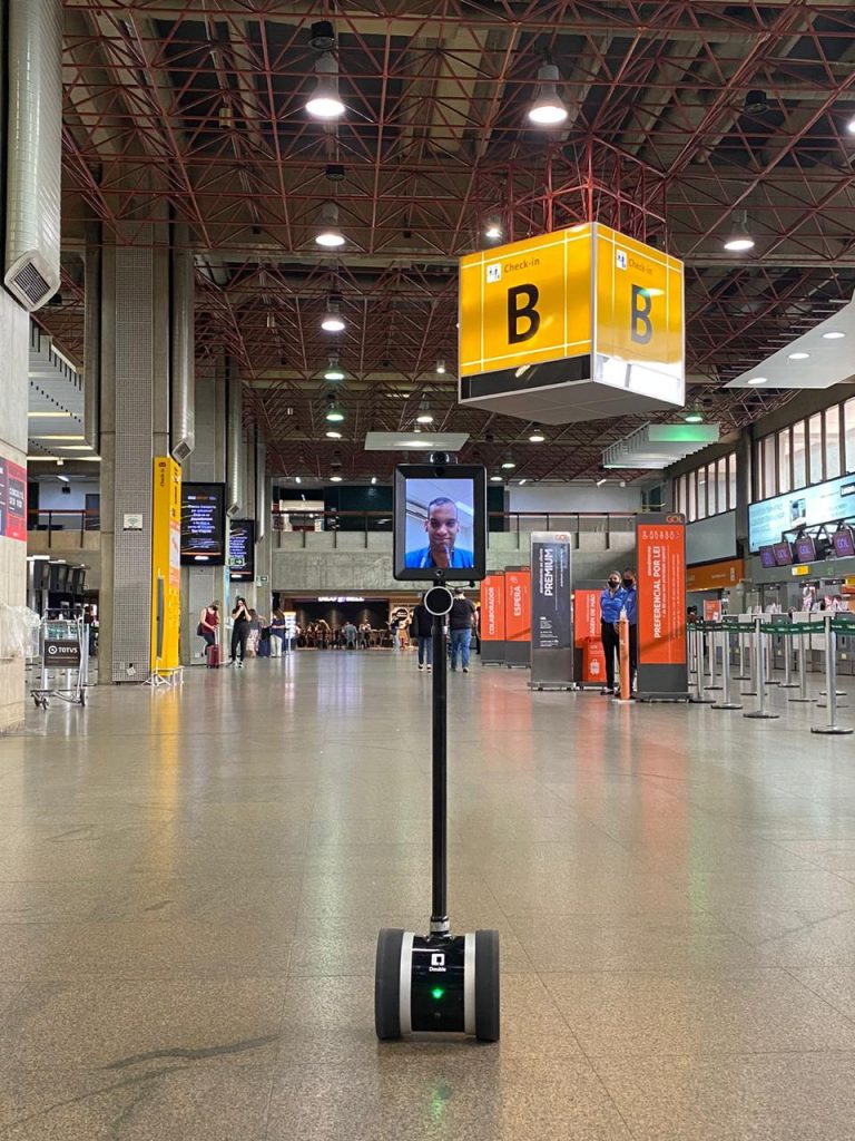 Robô de telepresença no aeroporto de Guarulhos. Foto: Divulgação