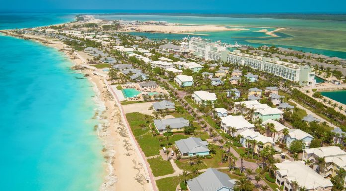 Bahamas lança novo programa de estadia prolongada Iniciativa Bahamas Extended Access Travel Stay (BEATS) permite que os visitantes trabalhem e estudem remotamente nas 16 ilhas do país por até um ano. Foto: Divulgação