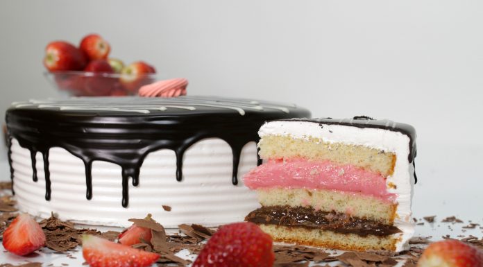 Cooperados são impactados com campanha de fidelização Cooperativa presenteia clientes com bolos no aniversário. Foto: Divulgação/COOP