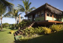 Txai Resort Itacaré apresenta Bangalô Morro Bangalô foi construído sobre um deck de madeira suspenso e possui vista para o oceano. Foto: Divulgação