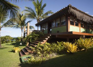 Txai Resort Itacaré apresenta Bangalô Morro Bangalô foi construído sobre um deck de madeira suspenso e possui vista para o oceano. Foto: Divulgação