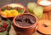 Tradicional feijoada da Academia da Cachaça chega ao Bondinho Pão de Açúcar Prato passa a ser oferecido na Embaixada Carioca, restaurante no parque. Foto: Divulgação/Berg Silva