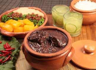 Tradicional feijoada da Academia da Cachaça chega ao Bondinho Pão de Açúcar Prato passa a ser oferecido na Embaixada Carioca, restaurante no parque. Foto: Divulgação/Berg Silva