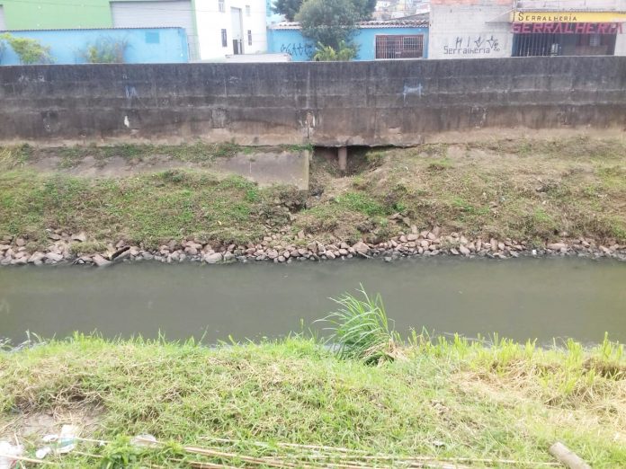 Estrutura às margens do córrego está sendo recuperada para garantir fluidez do curso d’água. Foto: Divulgação/Semasa