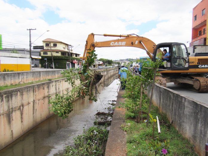 Limpeza preventiva retirou mais de 3.000 toneladas de resíduos dos córregos, rios e piscinões da cidade só este ano. Foto: Divulgação/Semasa