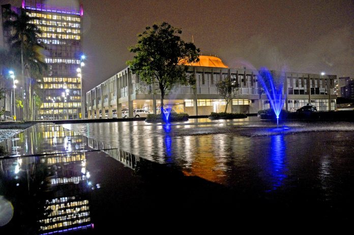 Prédio da Prefeitura e espelho d'água foram iluminados em apoio à campanha do Novembro AzulFoto - Angelo Baima_PSA