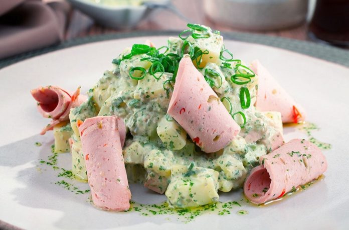 Aprenda a receita do Salsichão com Picles e Salada de Batatas. Foto: Divulgação