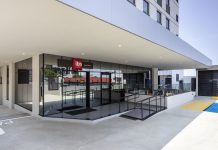 Conheça o Hotel Ibis Ponta Grossa Primeiro hotel da Accor no Paraná com o conceito Plaza, a unidade acaba de inaugurar e opera com o selo de segurança e sanitização da empresa, o ALLSAFE. Foto: Divulgação