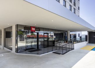 Conheça o Hotel Ibis Ponta Grossa Primeiro hotel da Accor no Paraná com o conceito Plaza, a unidade acaba de inaugurar e opera com o selo de segurança e sanitização da empresa, o ALLSAFE. Foto: Divulgação