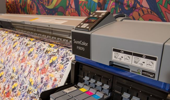 Impressão digital reduz o consumo de água e possibilita personalização na indústria têxtil Epson apresenta durante a FuturePrint Xperience soluções mais sustentáveis para pequenas, médias e grandes empresas. Foto: Divulgação/EPSON