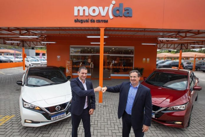 Renato Franklin, CEO da Movida, e Marco Silva, presidente da Nissan, fecham acordo para aluguel de carro elétrico. Foto: Divulgação/Marco Antônio Teixeira