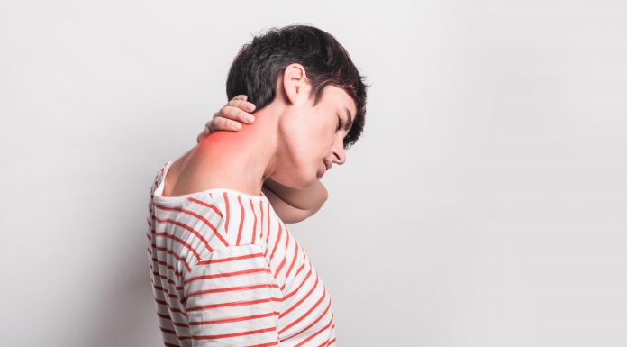 Estalar pescoço pode ser prejudicial para saúde Movimentos realizados de forma incorreta podem ter consequências graves e levar à morte. Foto: Divulgação