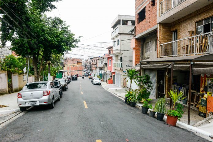 Além do recapeamento, bairro ganhou novas instalações de esgoto, sinalizações e sarjetas. Foto: Gabriel Inamine/PMSBC