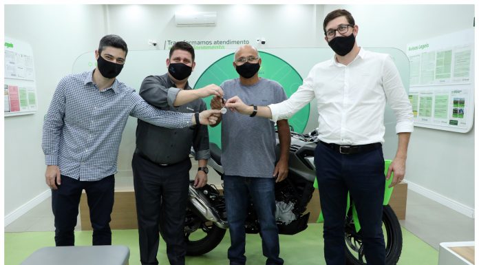 Campanha premia mais um associado Entrega do prêmio da Campanha Investir, Cooperar e Ganhar aconteceu em Umuarama, no Paraná. Foto: Divulgação/Sicredi