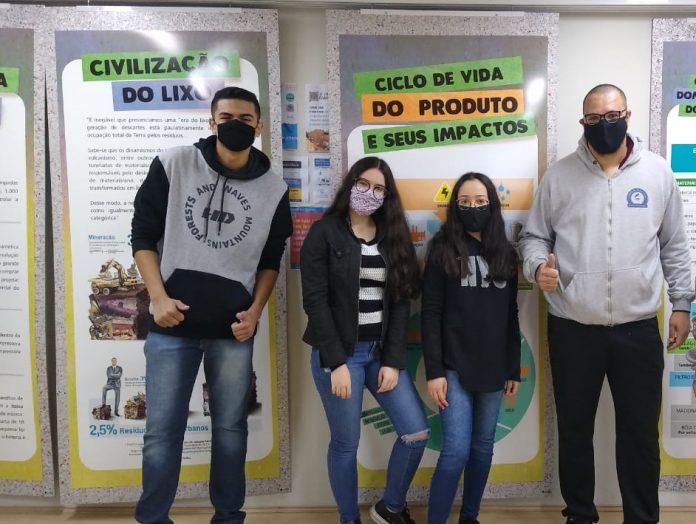 Alunos Kauê, Paloma, Milena e Professor Higor. Foto: Divulgação/PMSCS