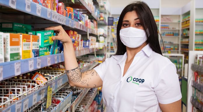 Nova drogaria inaugurada Talita - atendente da drogaria COOP. Foto: Divulgação