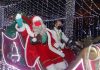 Vila de Luz recebe trenó do Papai Noel Bom velhinho circulou pela avenida Professor Valdemar Mattei e irá visitar o local outras sete vezes antes do Natal . Foto: Helber Aggio/PSA