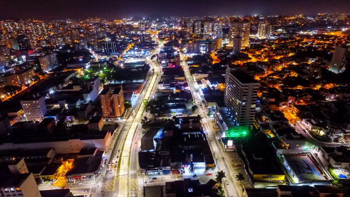 Ação corresponde ao Programa Mais Luz e alcançou 90% das principais vias da cidade; investimento feito nesta etapa foi de R$ 14 milhões. Foto: Gabriel Inamine/PMSBC
