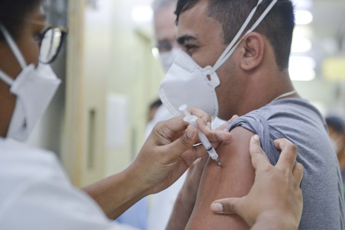Funcionários do Pronto-Socorro de Saúde Mental 24h foram os primeiros imunizados. Foto: Ricardo Cassin/PMSBC