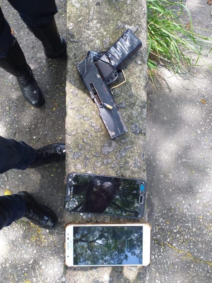 Homens portavam celulares e arma. Foto: Divulgação/PSA