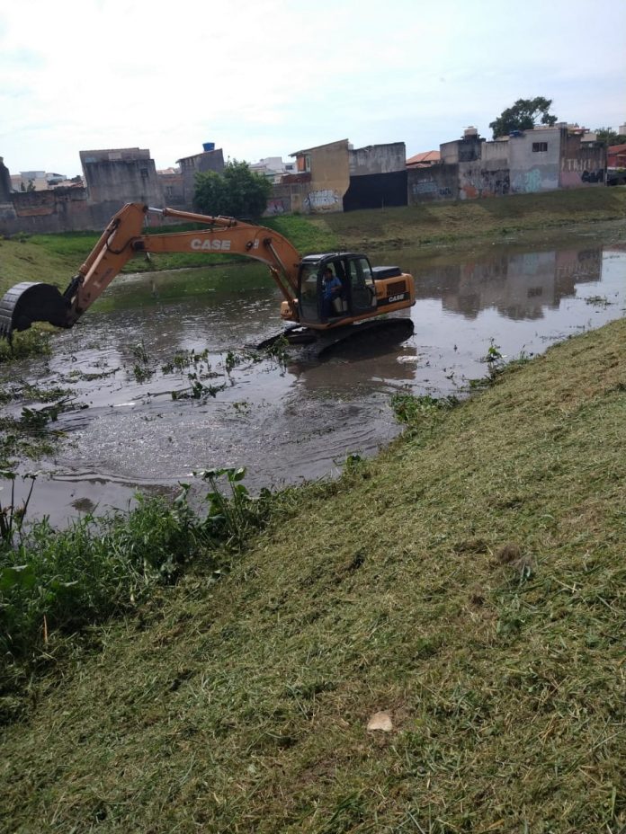 Semasa está efetuando capina, roçada e desassoreamento de córregos, além de remoção de resíduos em bocas de lobo. Foto: Divulgação/Semasa