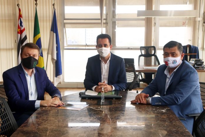 Prefeito Paulo Serra recebeu presidente do consórcio da região do Alto Tietê e prefeito de Suzano, Rodrigo Ashiuchi. Foto: Divulgação