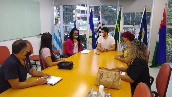 No Dia da Visibilidade Trans, comissão participou de encontro na entidade regional. Foto: Divulgação/Consórcio ABC