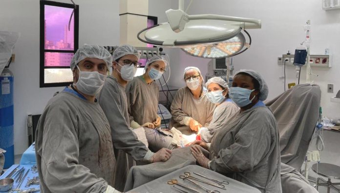 Exenteração pélvica, tradicionalmente realizada em grandes centros oncológicos, envolveu profissionais de Urologia e Coloproctologia. Foto: Divulgação/CHMSA