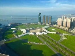 Conheça as dez maiores praças do mundo Espaços arejados e amplos em pleno centro urbano, as maiores praças do mundo ficam em cidades pouco conhecidas pelo turista brasileiro. (Na foto, praça Xinghai, na China). Foto: Divulgação