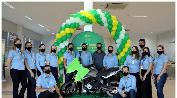 Campanha premia mais um associado Ganhador com a equipe da agência de Maripá. Foto: Divulgação/Sicredi