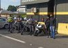 ROCAM encontra moto roubada na Anchieta Policiais da BPMRV com a moto e o proprietário. Foto: Divulgação