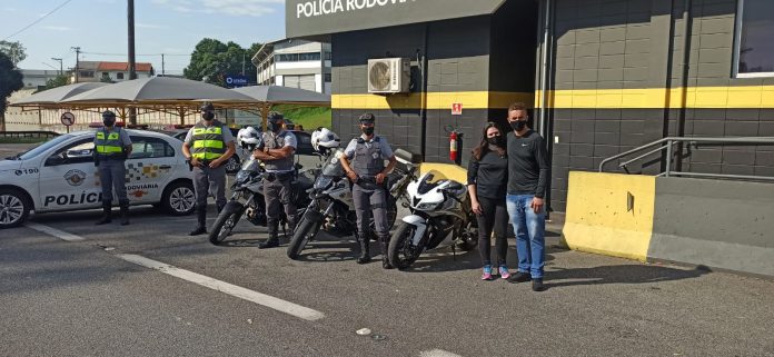 Policiais da BPMRV com a moto e o proprietário. Foto: Divulgação
