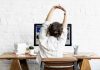 Faça alongamentos enquanto trabalha Exercícios facilitam o funcionamento das articulações e melhoram a postura. Foto: Divulgação